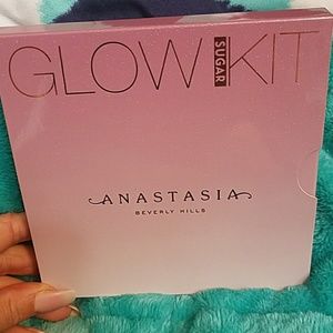 Authentic Anastasia Beverly Hills glow kit